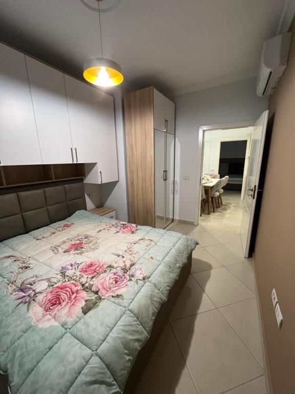 Qsut, apartament 2+1 me qera prane amerikanit 600€