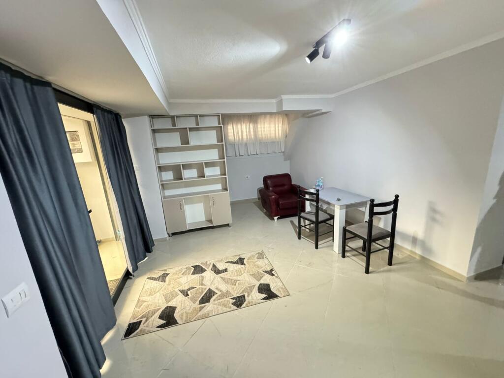 Affitto Appartamento 1+1 📍Xhamlliku 🛣️ Di fronte alla Scuola Niket Dardani ✨💶Prezzo: 35000 leke
