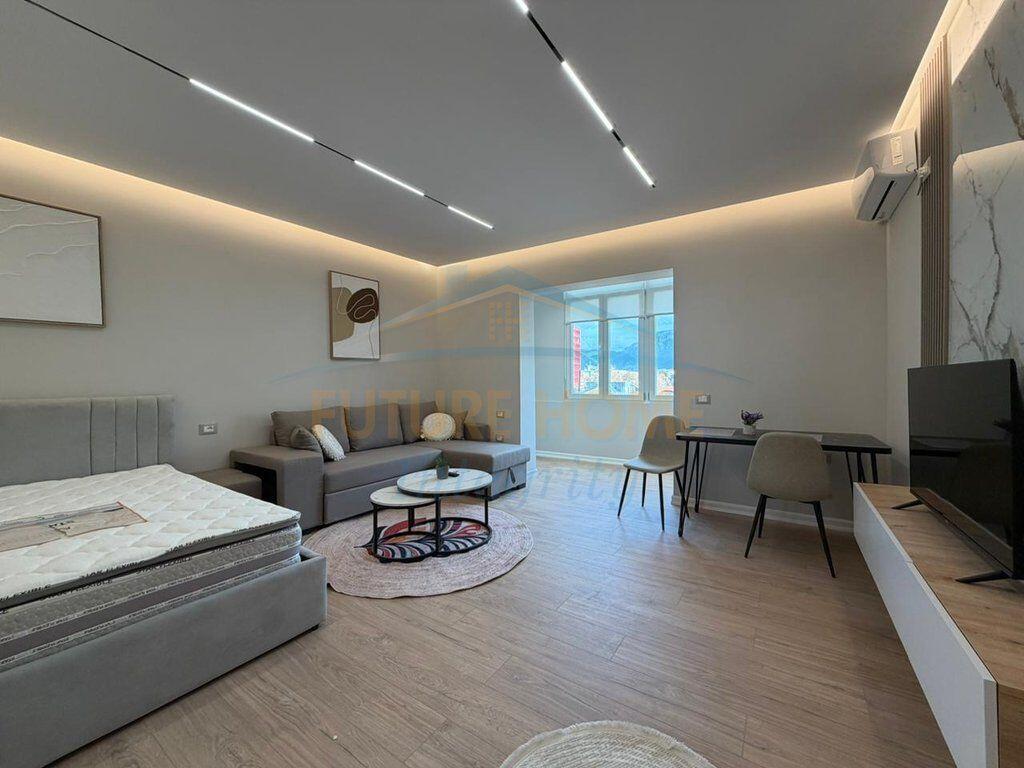 Garsoniere dhe apartament 1+1 per shitje tek rruga e Barrikadave