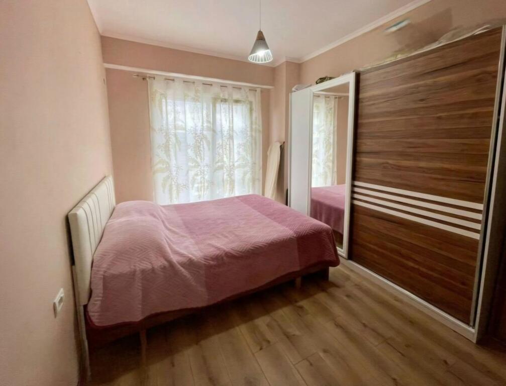 Jepet me qera apartament 1+1 te ish Tregu Elektrik!
