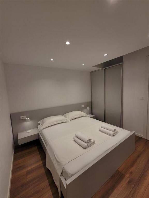 APARTAMENT ME QERA 1+1 RRUGA E DURRESIT 62.000 LEKE