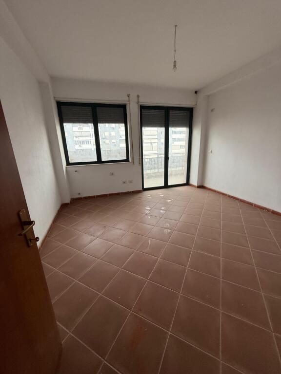 Shitet apartament 2+1+2 tek Mbikalimi i Komunes Parisit