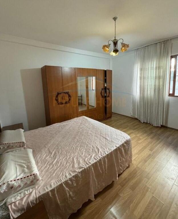 Apartament me qera, Fresku