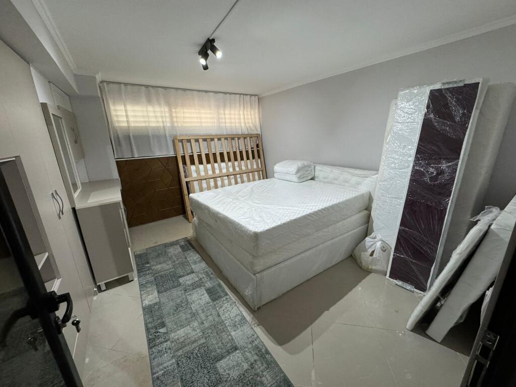 Affitto Appartamento 1+1 📍Xhamlliku 🛣️ Di fronte alla Scuola Niket Dardani ✨  🏢Nuova costruzione  🪜Piano 0 🛋️Arredato   💶Prezzo: 35000 leke