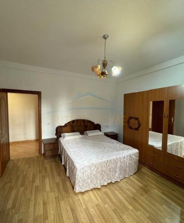 Apartament me qera, Fresku