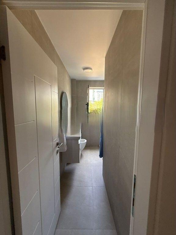 JAPIM ME QIRA APARTAMEMT 1+1 PRANE SHESHIT SKENDERBEJ! 700 € /Muaj