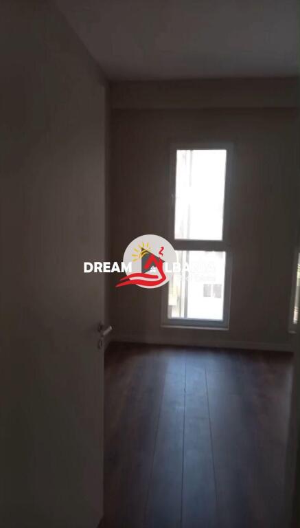 Ambjent zyrash me qera tek Kompleksi Aura ne rrugen Dritan Hoxha, Tirane ID (42611395)