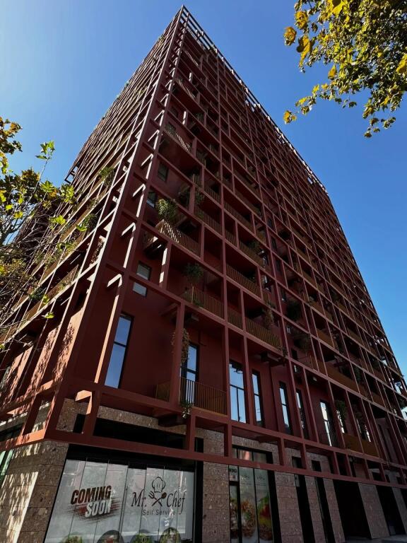 Jepet me Qira Super Ambient Biznesi te Tirana Garden  Building në Rrugën e Kavajës.