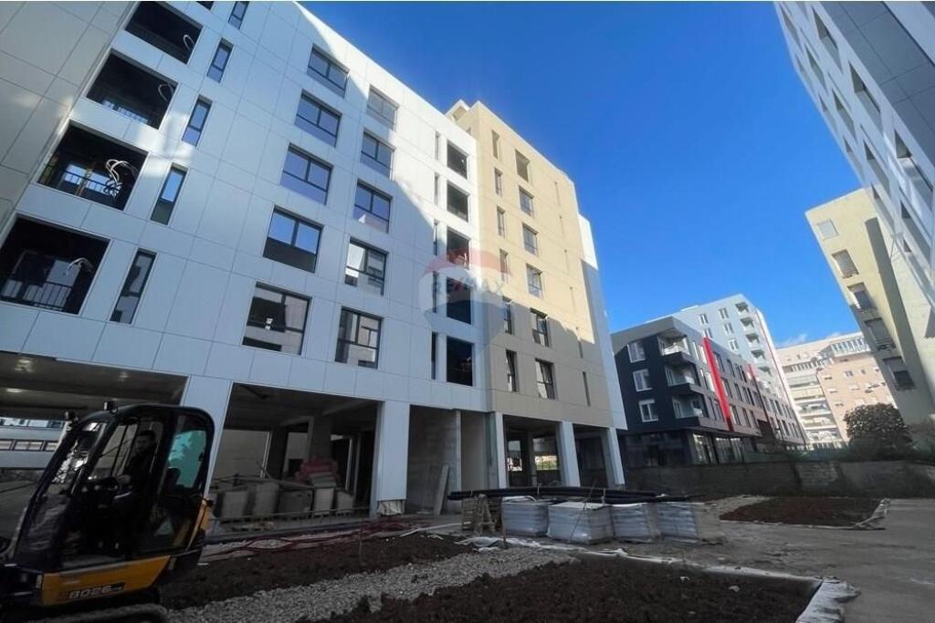 Shop for sale at Jordan Misja!