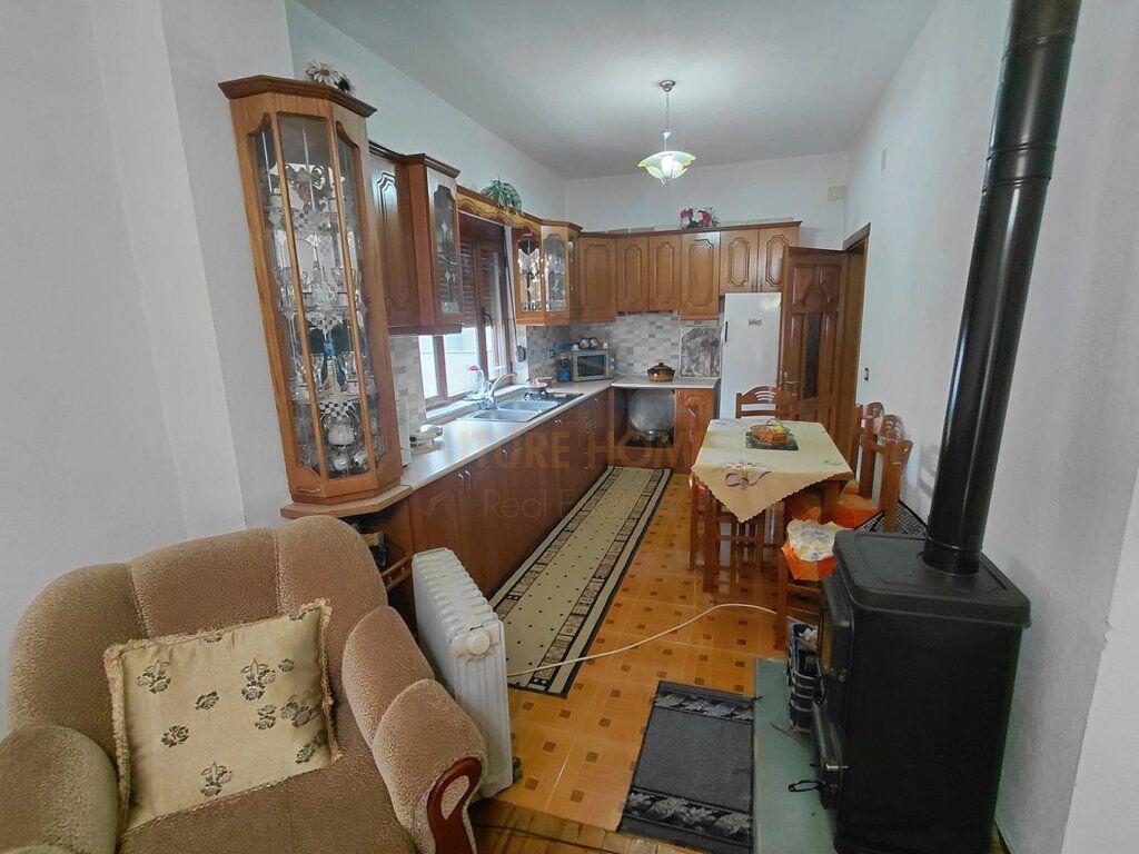 Shitet Shtëpi 2 -katëshe + Truall