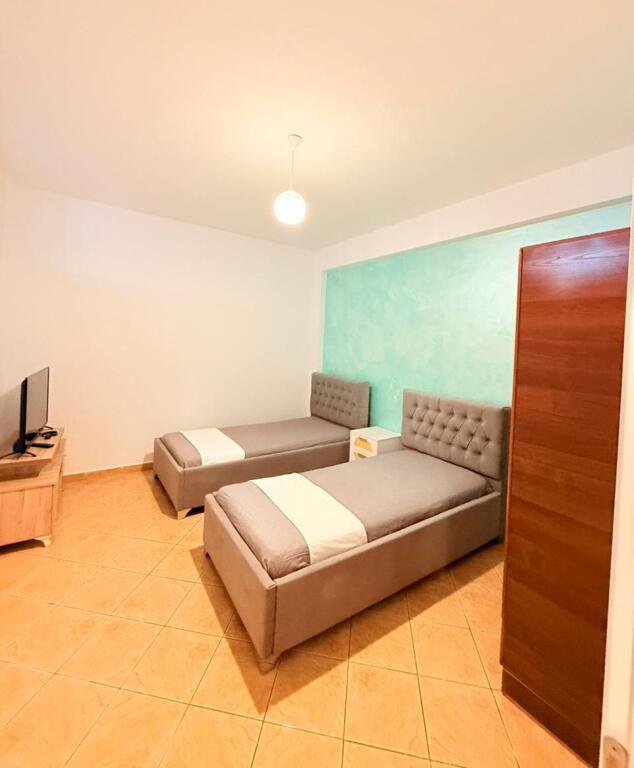 Jepet me Qira Afatgjatë Apartament 2+1 i Mobiluar në Skele, Vlorë