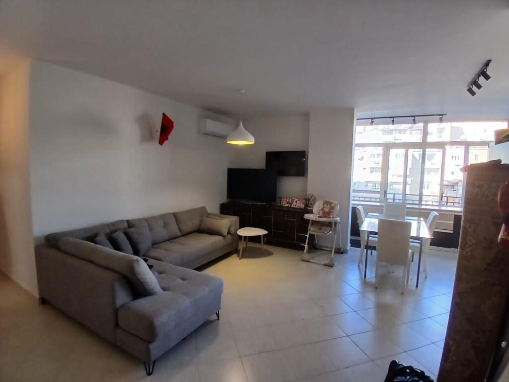 Jepet me qera apartament 2+1+2 Rruga marko Bocari,Liqeni i thate.