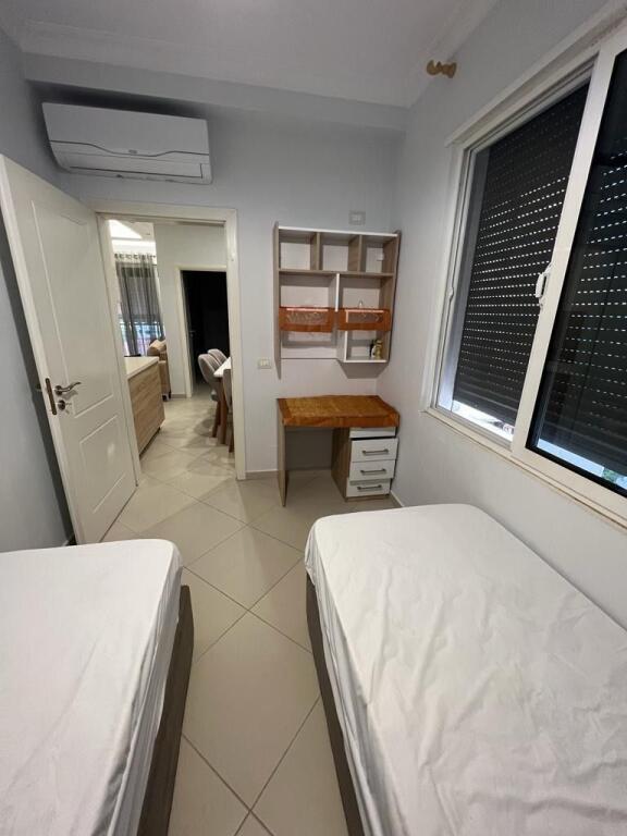 Qsut, apartament 2+1 me qera prane amerikanit 600€