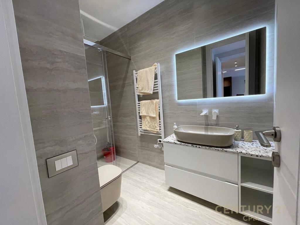 Apartament 2+1+2 Poste Parkimi per shitje tek Liqeni i Thate