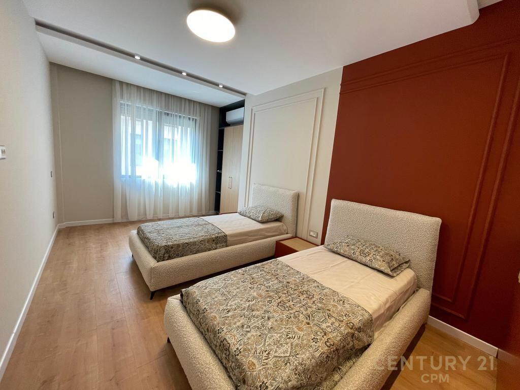 Apartament 2+1+2 Poste Parkimi per shitje tek Liqeni i Thate