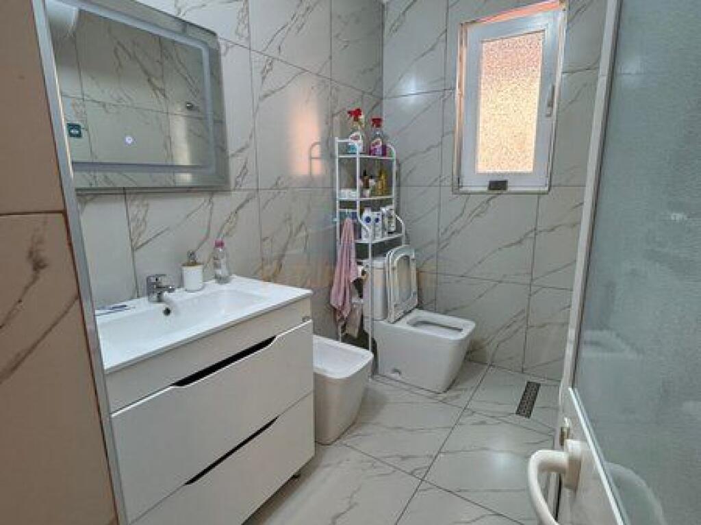 Shitet, Apartament 1+1, Kinostudio, Tiranë.