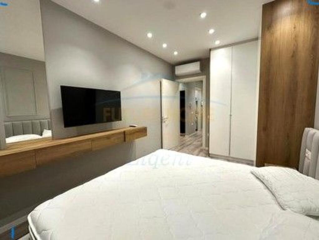 Jepet per qera apartament 1+1+post parkimi, Shkolla e Kuqe