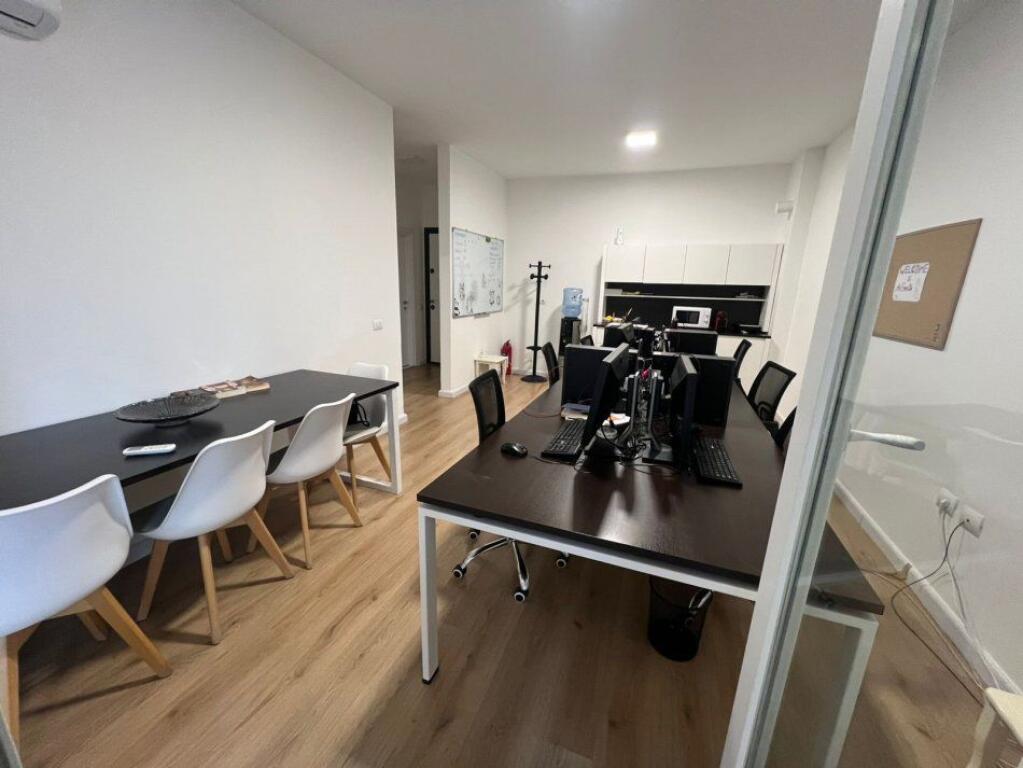 🏢 Jepet me qira ambient për zyra – Komuna e Parisit!!!
