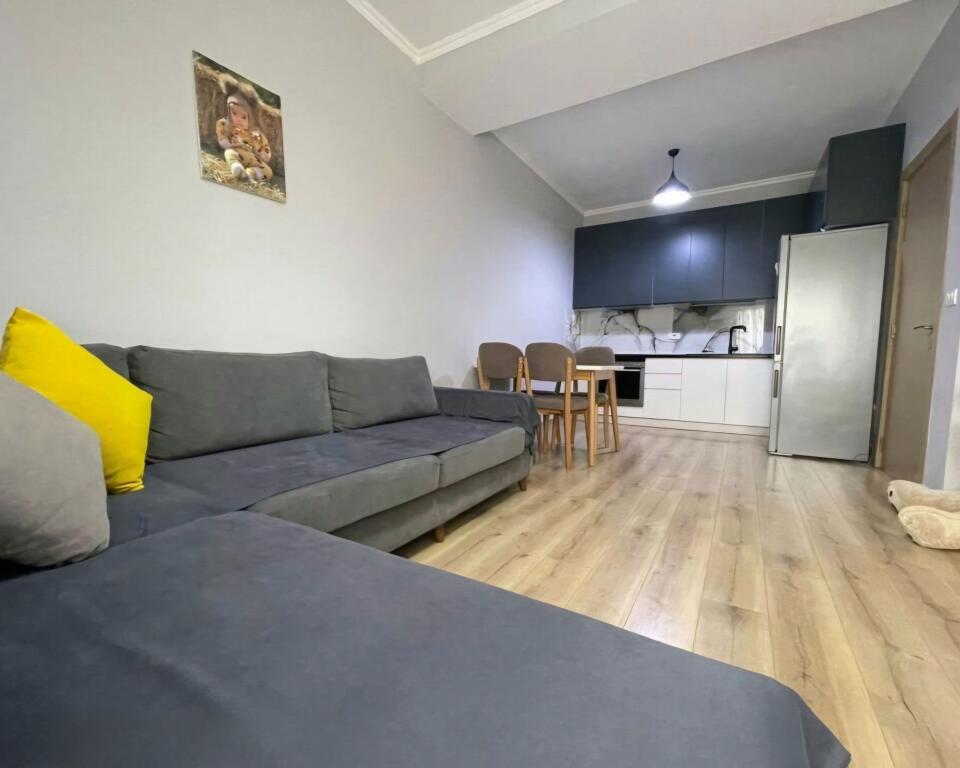 Jepet me qera apartament 1+1 te ish Tregu Elektrik!
