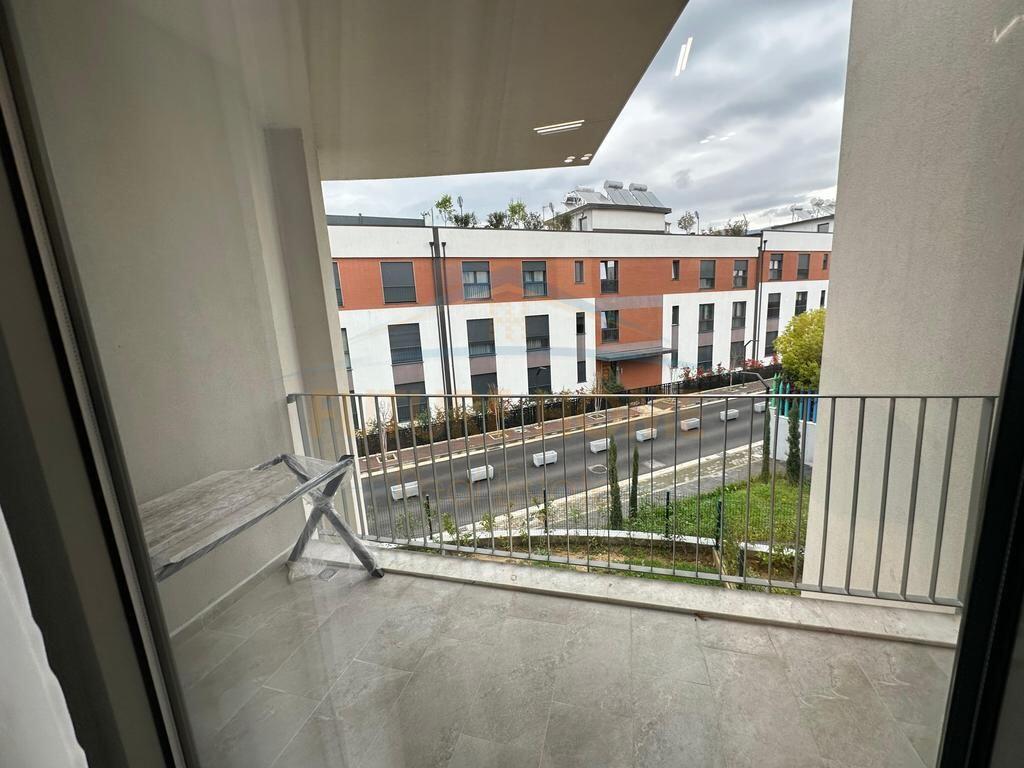 Apartamenti ndodhet i pozicionuar tek Liqeni i Thatë, Tek Green Valley.  Informacion mbi apartamentin:  • Sipërfaqja Neto: 67.9 m2 • Kati 1 Banim  Organizimi:  • Ambient ndenjje • Ambient gatimi te Dedikuar • Korridor shpërndarës • Dhome gjumi • Tualet • Ballkon  Cilësime të tjera:  • Me ashensor. • E sapo investuar. • Post Parkimi i perfshire • Residence e Re • Administrim i perfshire  Për një vizitë në pronë na kontaktoni!