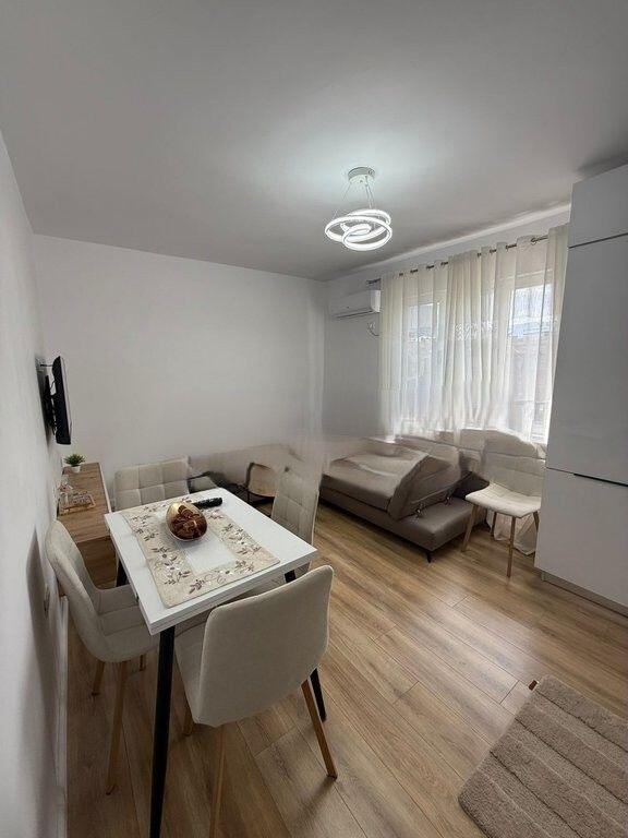 JAPIM ME QIRA APARTAMEMT 1+1 PRANE SHESHIT SKENDERBEJ! 700 € /Muaj