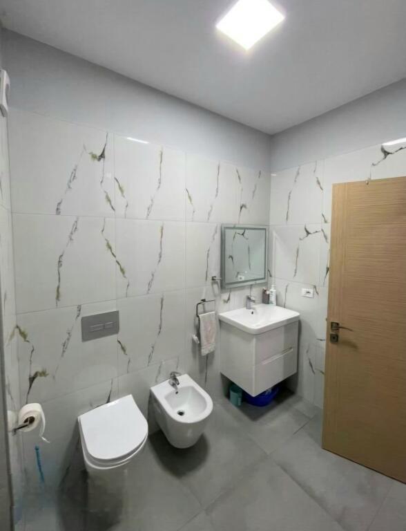 Jepet me qera apartament 1+1 te ish Tregu Elektrik!
