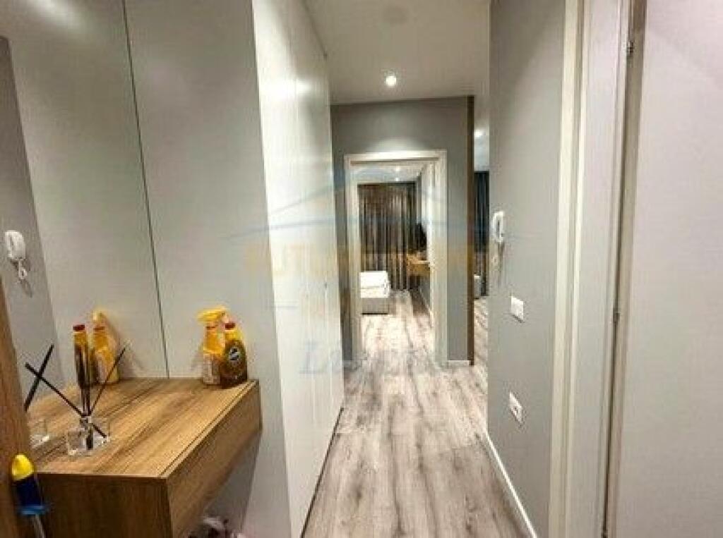 Jepet per qera apartament 1+1+post parkimi, Shkolla e Kuqe
