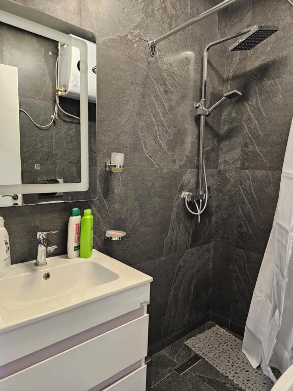 💥📌 Jepet me qira nje apartament luksoz 3+1+1bllk +2wc NE FRESK  , i pozicionuar në një pozicion strategjik në Tiranë 💥