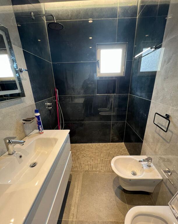 APARTAMENT ME QERA 2+1 ISH FUSHA E AVIACIONIT 700 EURO