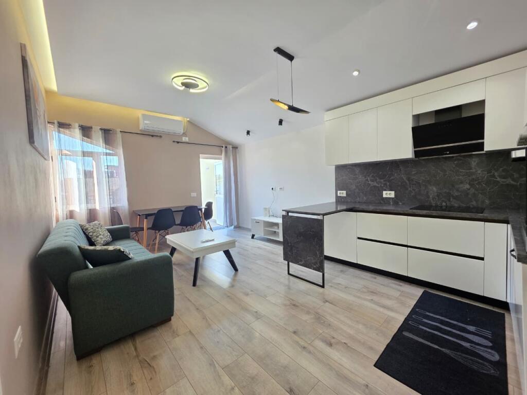 Me Qira: Apartament 2+1 (+ Super Verande &amp; 1 Post Parkimi ✨️) Rrethrrotullimi Shkoze📍 (3 min nga rrethi🔥)  500€/muaj