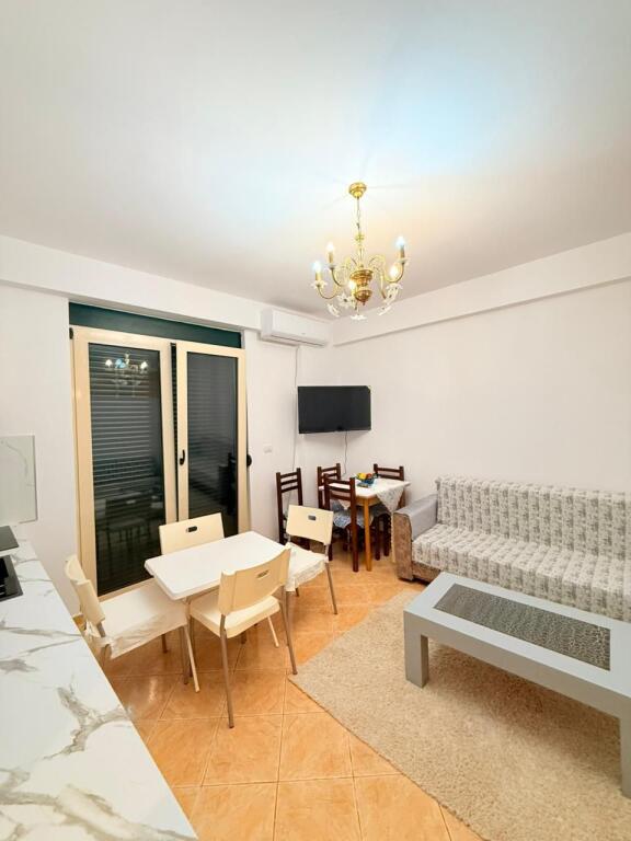 Jepet me Qira Afatgjatë Apartament 2+1 i Mobiluar në Skele, Vlorë