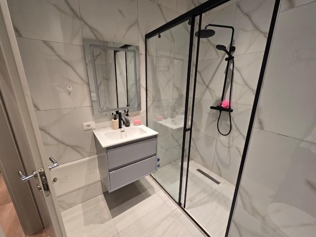 Shitet Apartament / Studio Ne Ali Dem