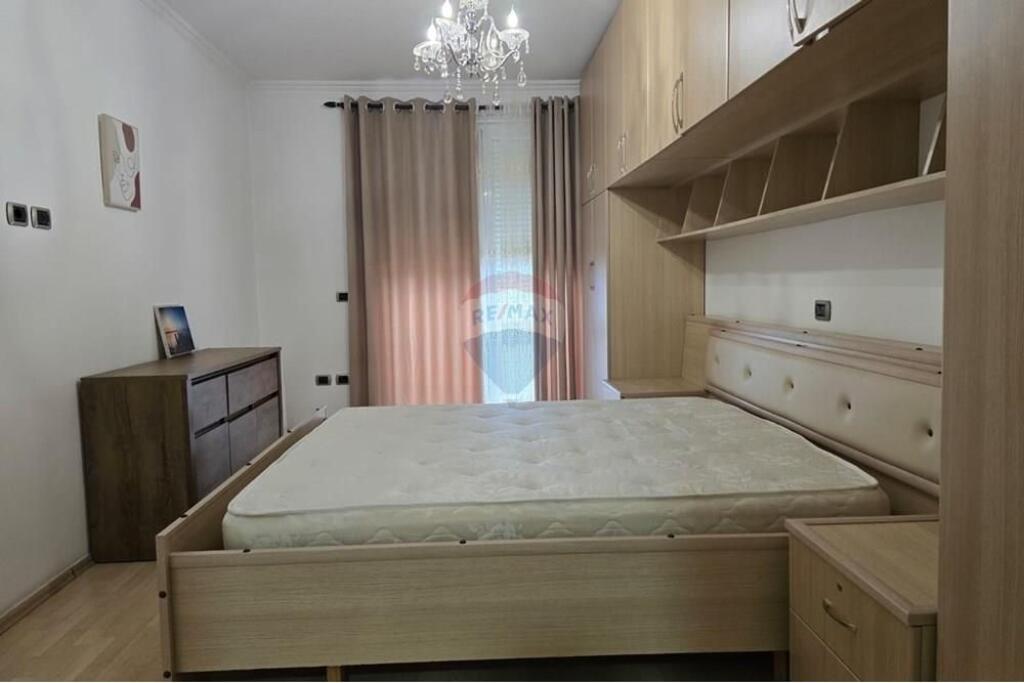 FOR RENT AT THE ZOOLOGICAL GARDEN, PAVAROTI