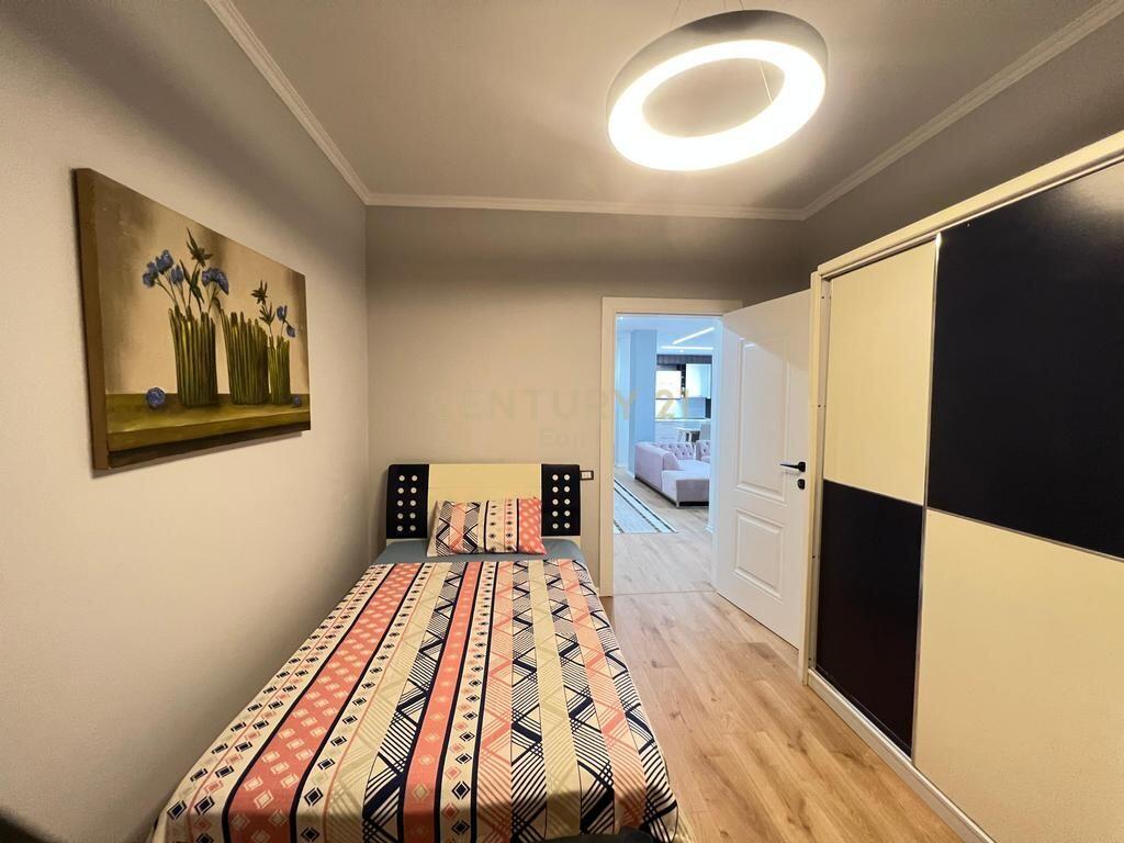 Shitet, Apartament 3+1+2, Prane Markates Durres !