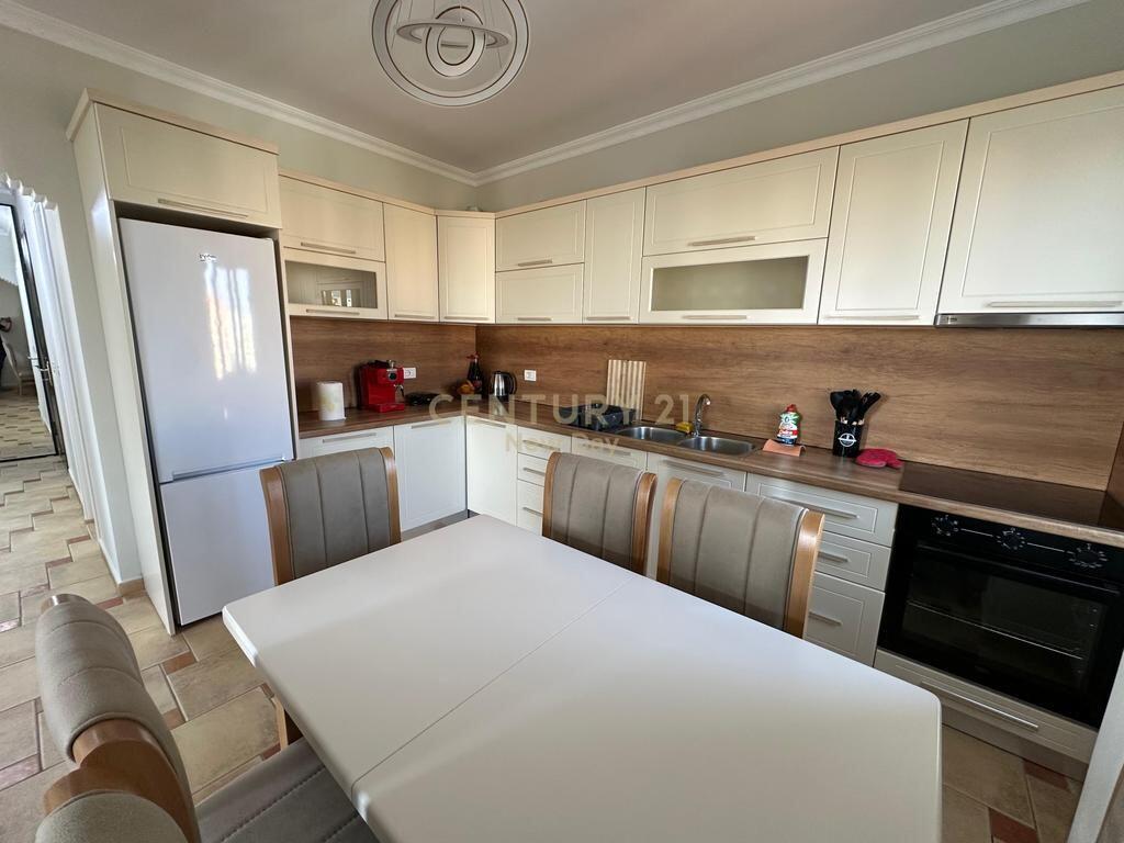 Jepet me Qira Apartament 2+1+2T në Plazh, Durrës - 500€ | 90 m²