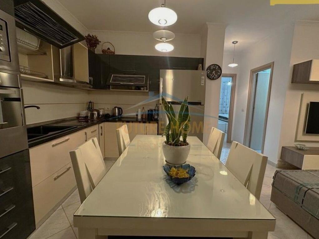 Shitet, Apartament 2+1 – Fresk