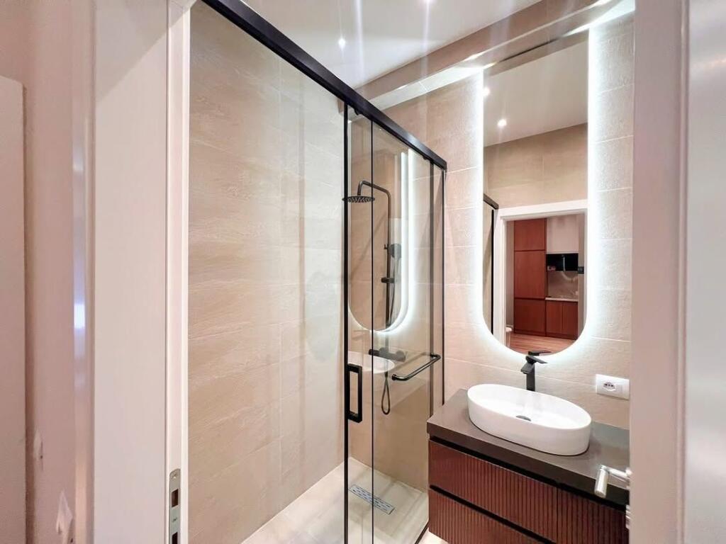 ACCANTO ALLA STRADA DI KAVAJË, Ospedale Americano 3