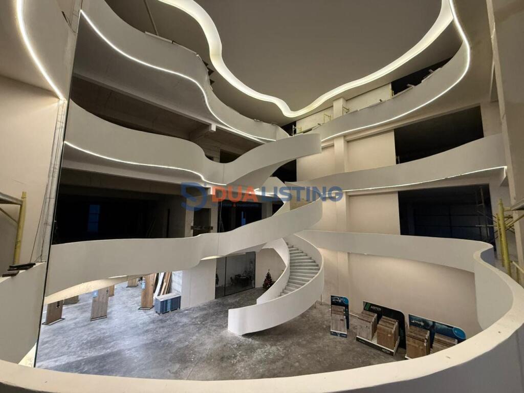 Affittiamo Ambienti Commerciali, Superfici Varie 📍 Vicino a Casa Italia