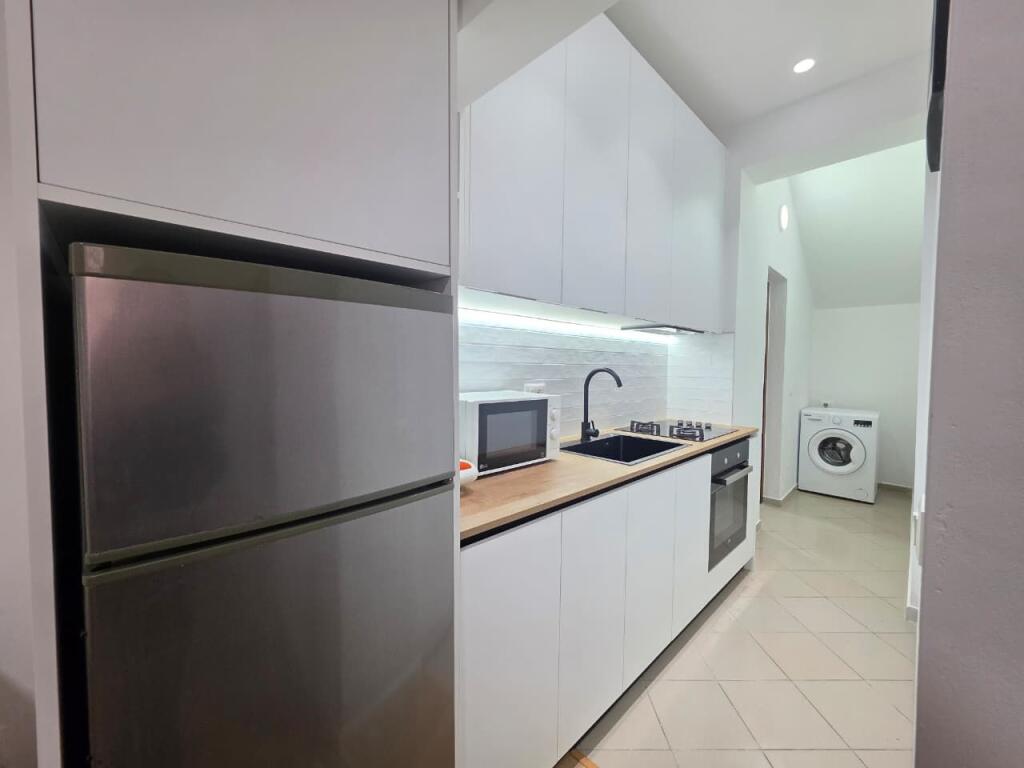 Me Qera: Garsoniere me Kuzhine Vec +1 Post Parkimi ✨️ || Rrethrrotullimi Shkoze📍 (3 min nga rrethi🔥) 300€/muaj