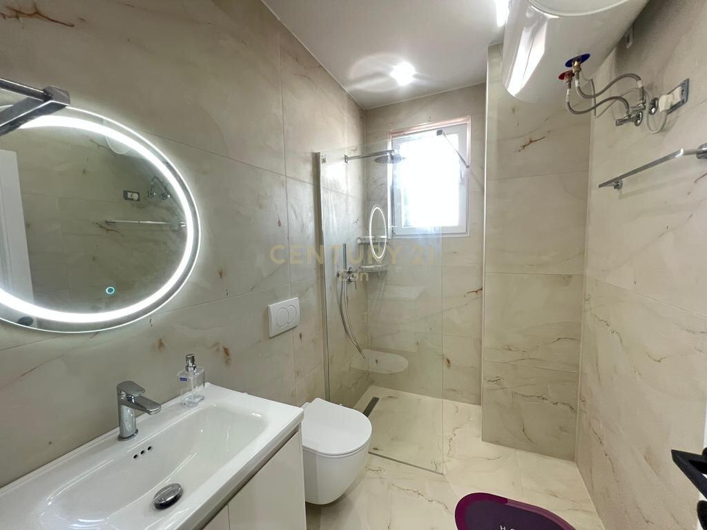Shitet, Apartament 3+1+2, Prane Markates Durres !