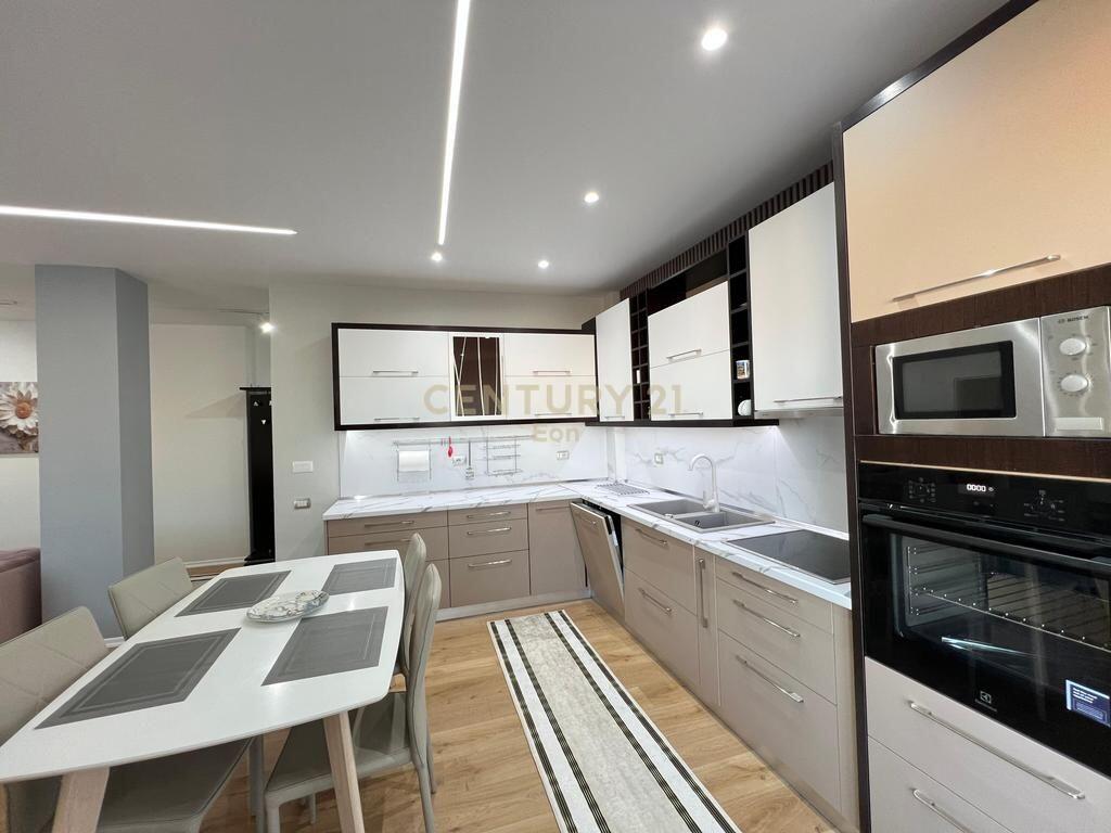 Shitet, Apartament 3+1+2, Prane Markates Durres !