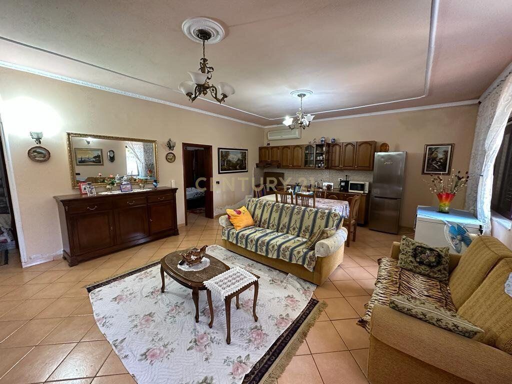 VILË ME PAMJE PANORAMIKE NGA DETI – SHKALLNUR, NË SHITJE!