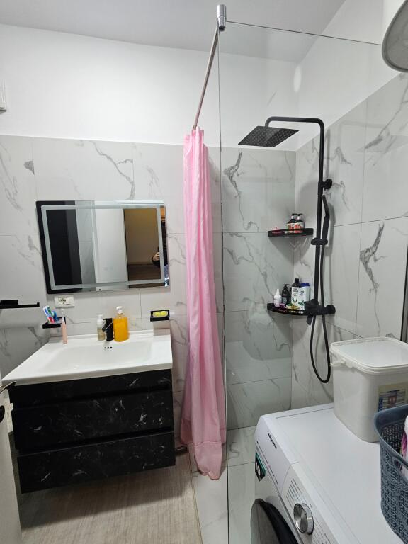 Ne Porcelan Shitet Apartament 2+1 I Mobiluar!