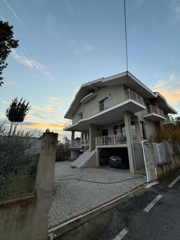 Shitet vile 3 kateshe me cati (me 2 hyrje)