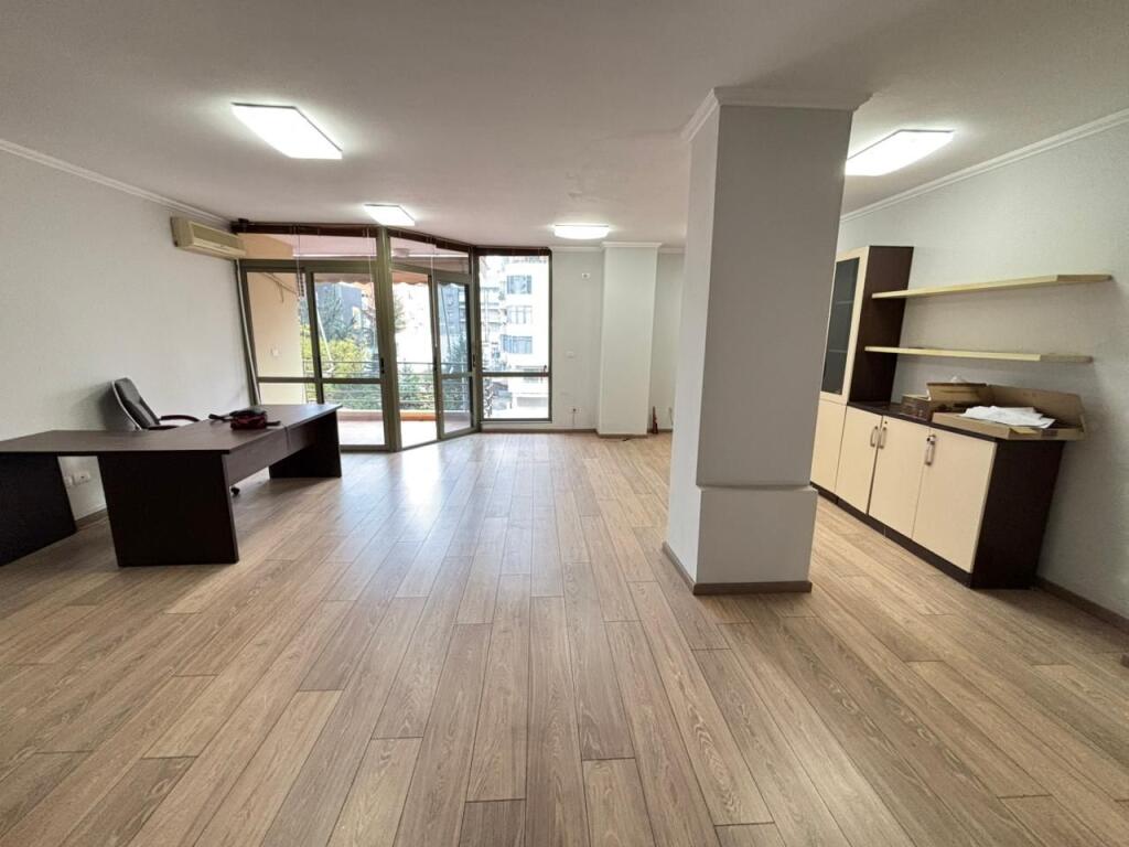 📣 VENDESI Appartamento 2+1 con Balcone 📍 21-Dhjetori, Vicino all'Hotel "Mondial" ✨ 💶 Prezzo 256.000 Euro