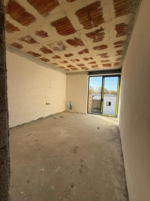 🏡 Vilë me Pishinë në Farkë – Shitje