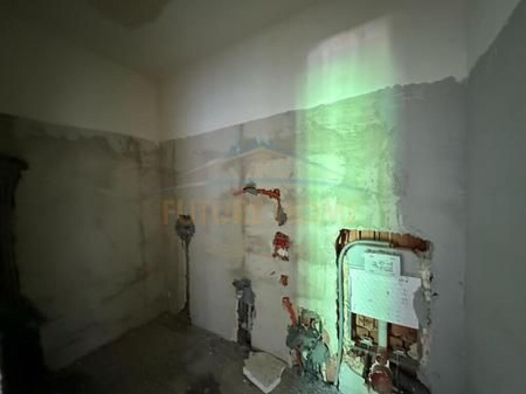 Shitet, Apartament 3+1, Rruga 5 Maji, Tiranë.