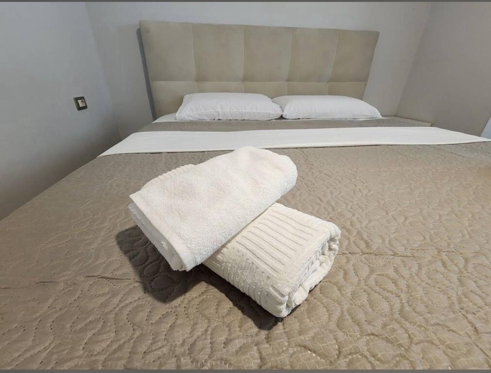 Jepet 2+1 me qira tek 21