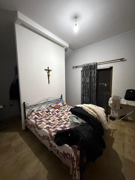 Shitet vile 3 kateshe me cati (me 2 hyrje)