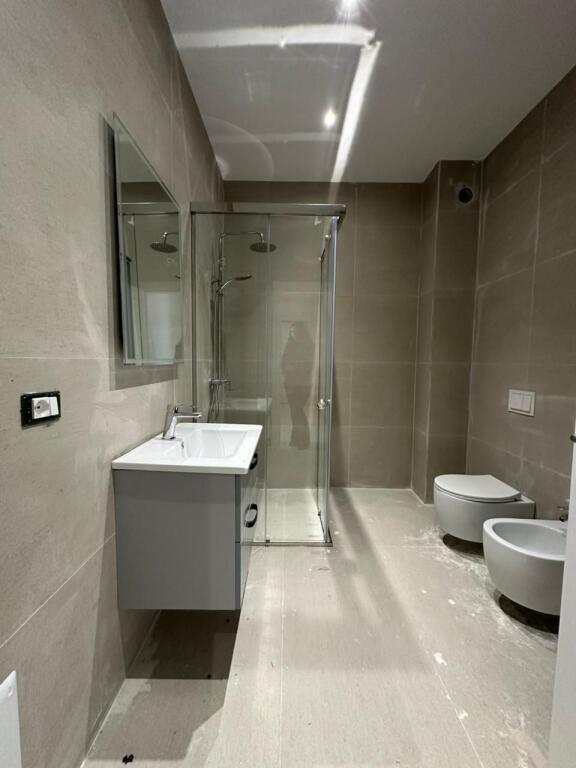 Ufficio in Affitto  Posto Auto, Comune di Parigi